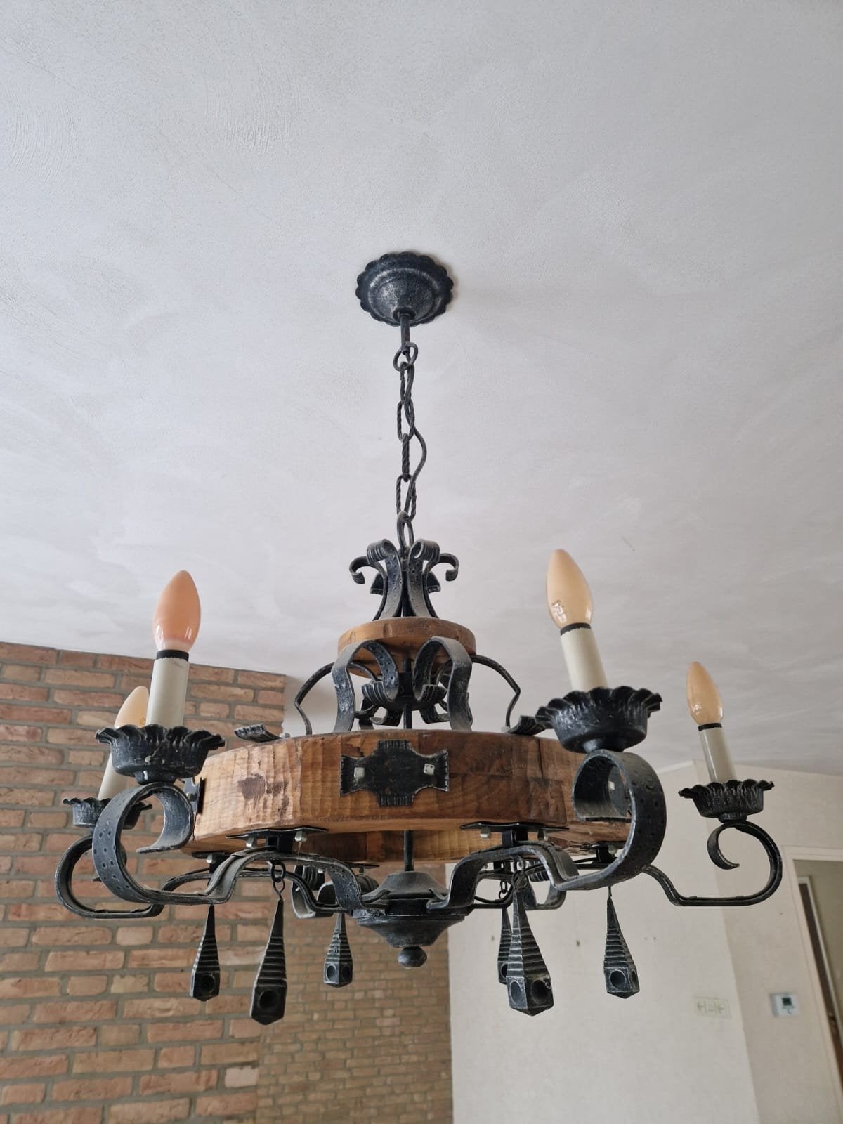 Rustieke kroonluchter met smeedijzer en hout, Huis en Inrichting, Ophalen, Gebruikt, Rustiek, Landelijk, Smeedijzer, E14 (klein)