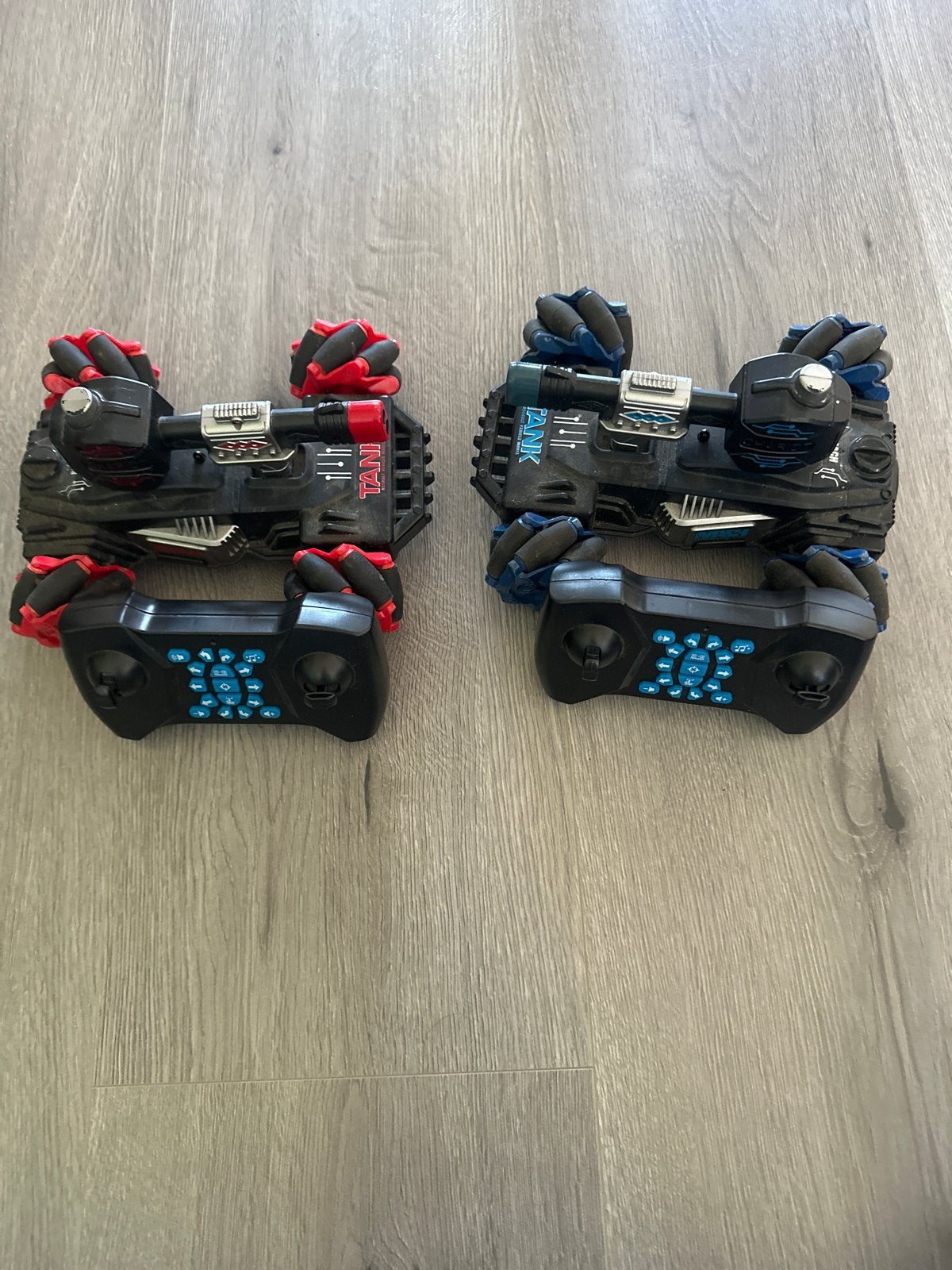 RC Tank Speelgoed met Afstandsbediening (2 stuks), Hobby en Vrije tijd, Gebruikt, Auto offroad, Overige schalen, Ophalen