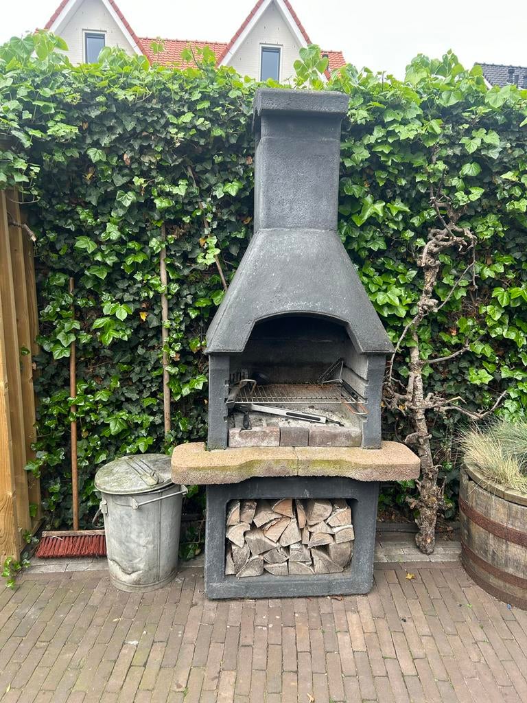 Robuuste stenen BBQ met houtopslag voor gezellige avonden, Tuin en Terras, Ophalen, Gebruikt