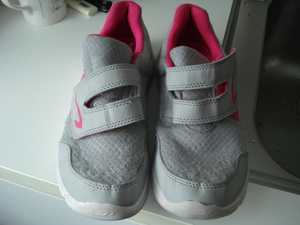 Z.g.a.n. lichtgrijze/roze Decathlon schoenen klittenband 35, Kinderen en Baby's, Kinderkleding | Schoenen en Sokken, Meisje, Schoenen