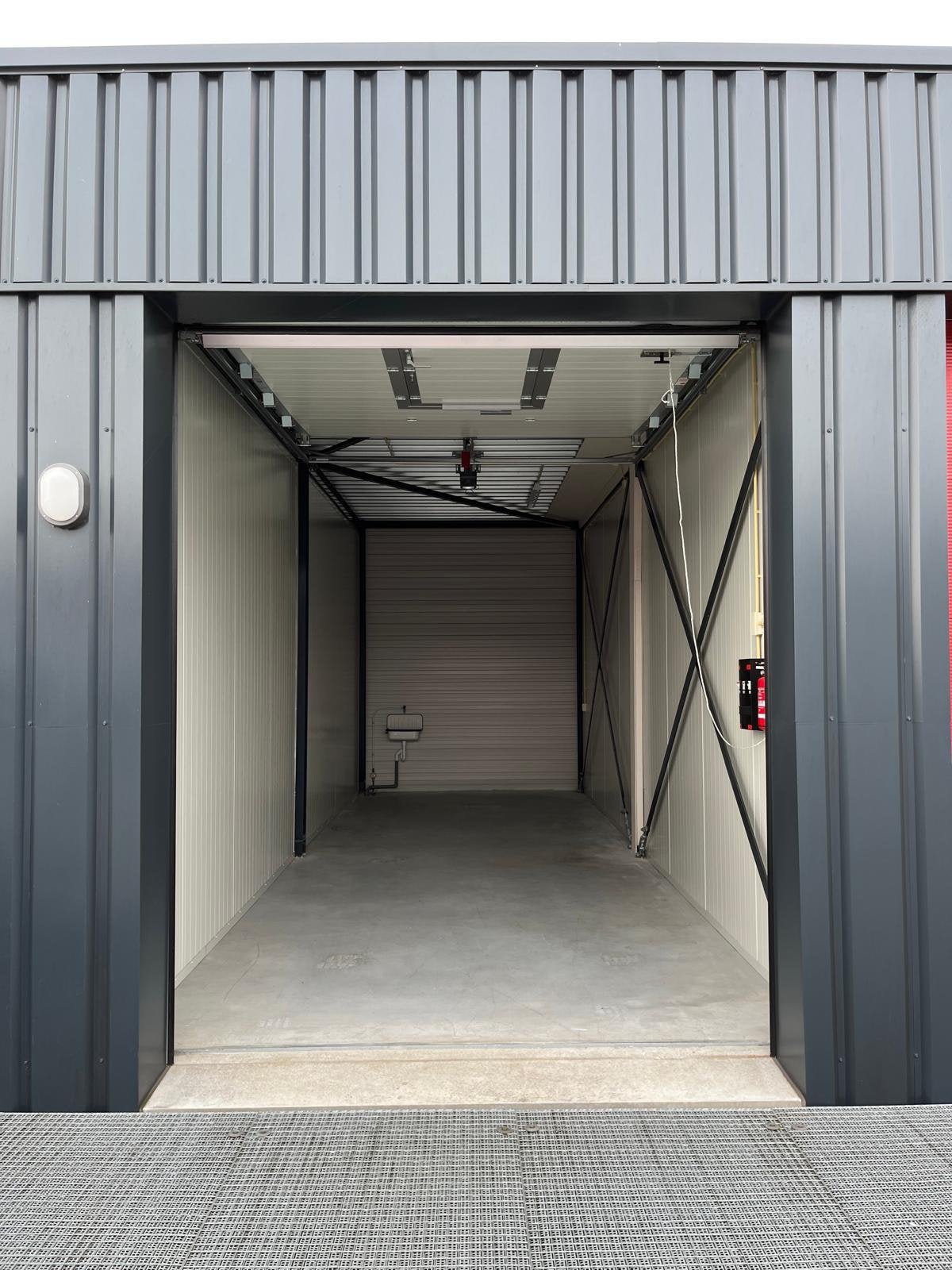 Garage box / werkplaats / opslag van 32m2 in Amsterdam, 32 m², Huur, Bedrijfsruimte