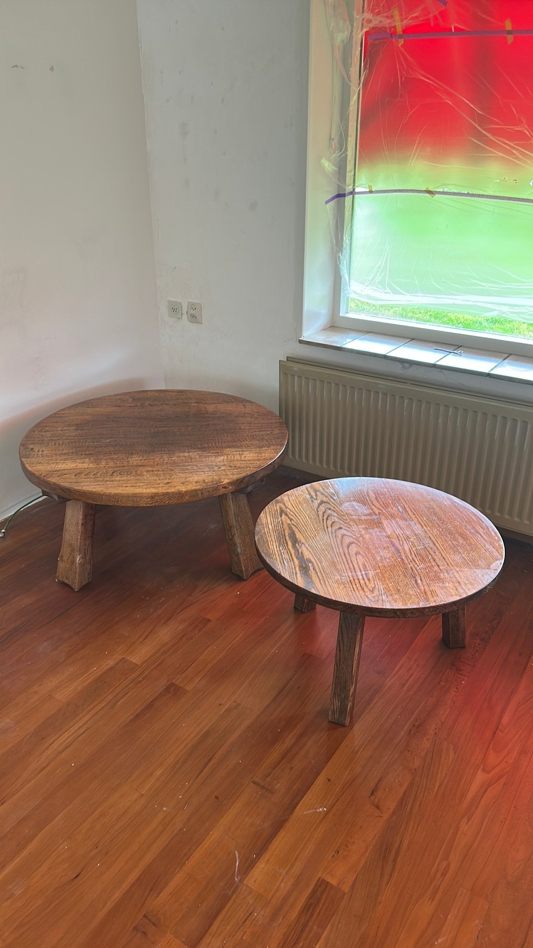 Twee houten tafeltjes salontafel bijzettafel eikenhout, Rond, Zo goed als nieuw, 75 cm of meer, Hout