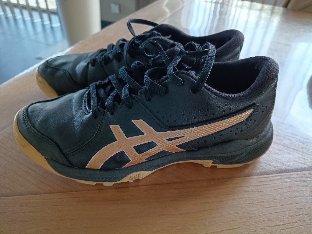 Korfbalschoenen / hockeyschoen buiten Asics, Sport en Fitness, Korfbal, Ophalen of Verzenden, Gebruikt, Schoenen