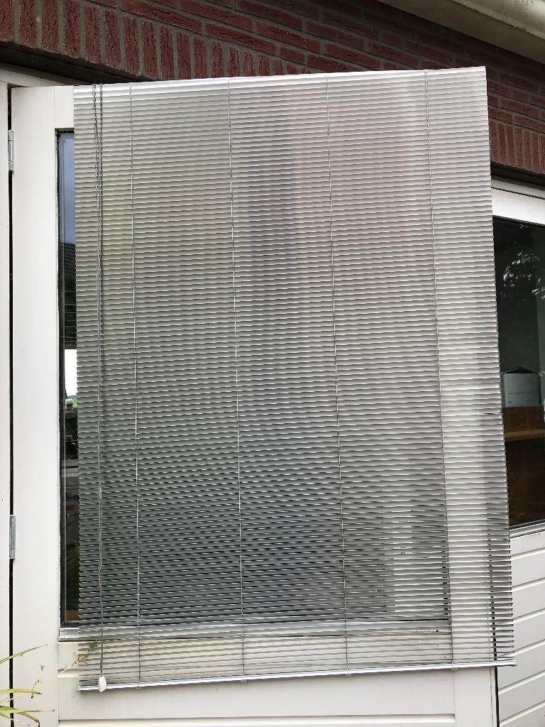Luxaflex zilverkleurig Breedte 107 Hoogte 165 cm - 2 stuks, Huis en Inrichting, Ophalen, Zo goed als nieuw, Grijs