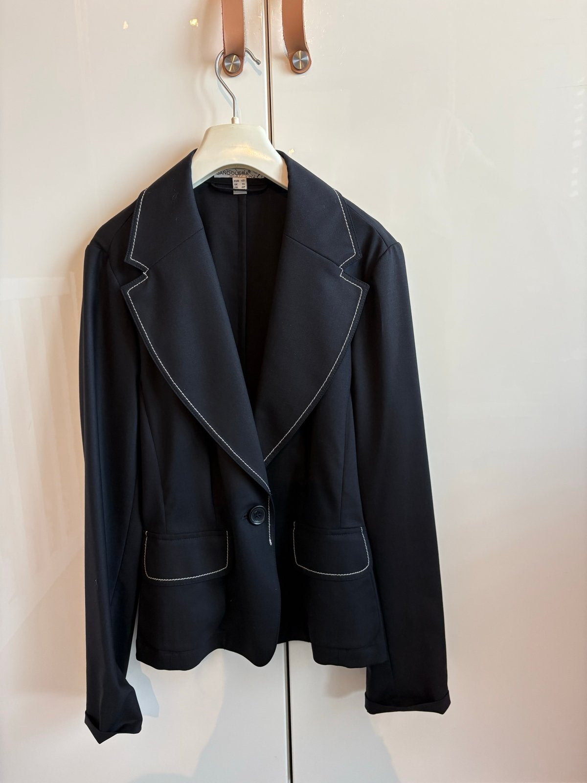 Nieuw zwart jasje met witte stiksels van Bandolera - Maat 40, Kleding | Dames, Maat 38/40 (M), Zwart, Nieuw, Ophalen of Verzenden