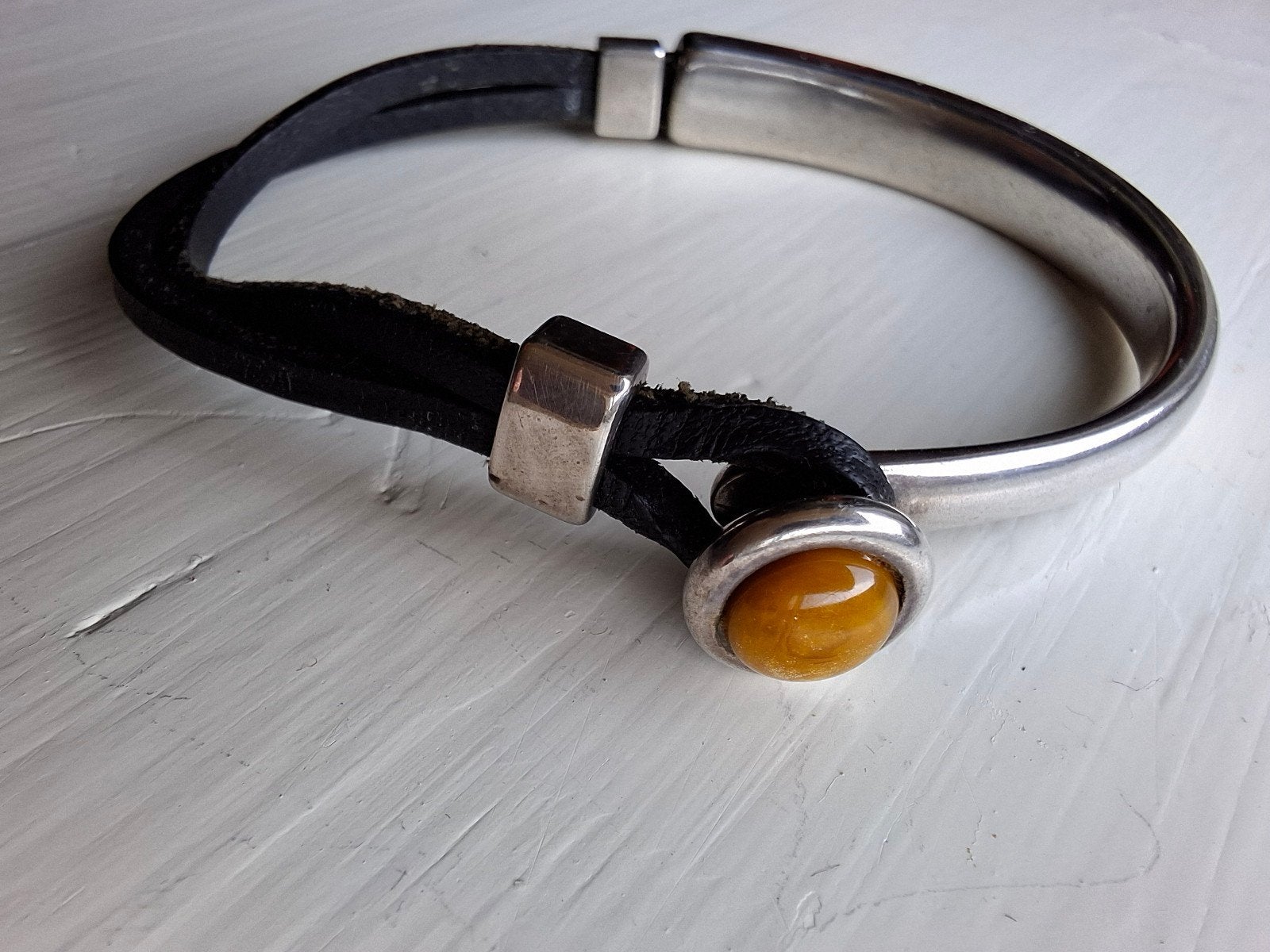Leren Qoss armband met zilver en tijgeroog, Gebruikt, Zwart, Leer, Ophalen of Verzenden
