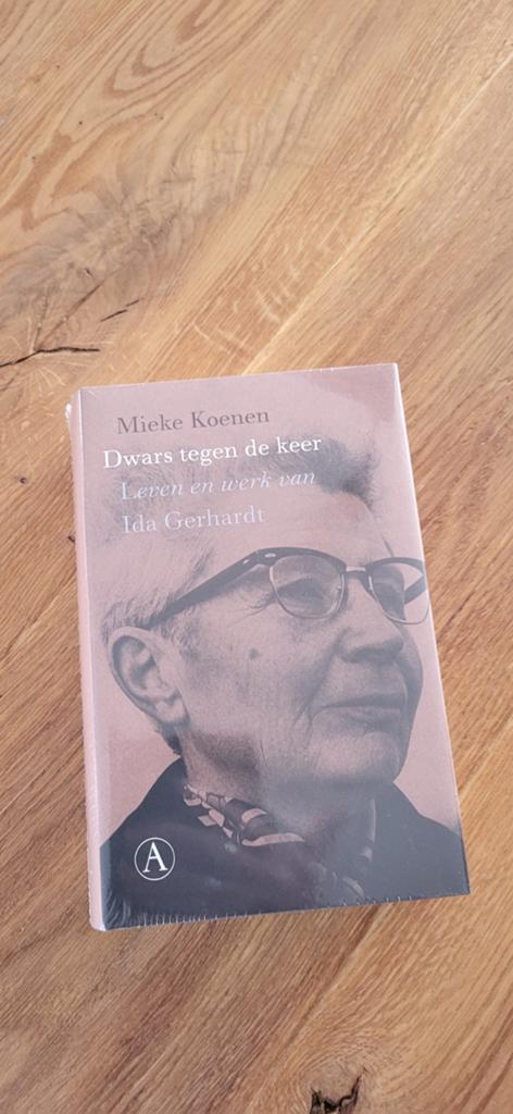 Mieke Koenen - Dwars tegen de keer, Kunst en Cultuur, Ophalen of Verzenden, Mieke Koenen, Nieuw