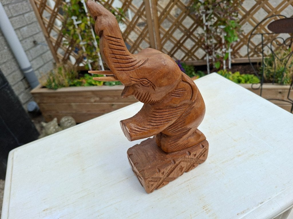 mooie houten handgemaakte knielende olifant beeld, Antiek en Kunst, Ophalen of Verzenden, Houtsnijwerk