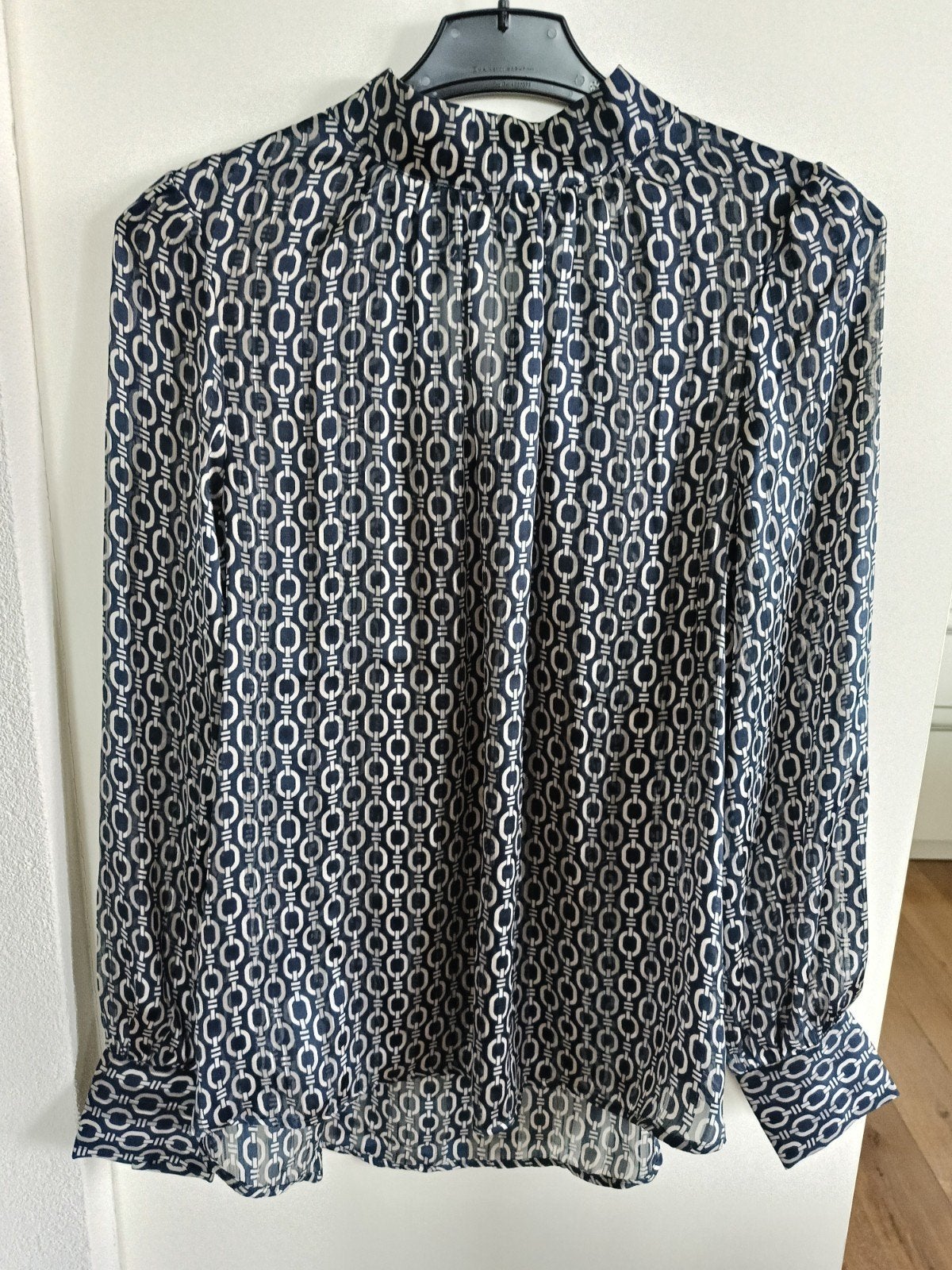 H&M Dames Blouse Zijde Look - Blauw/Wit Kettingprint, Kleding | Dames, Maat 38/40 (M), H&M, Blauw, Ophalen of Verzenden