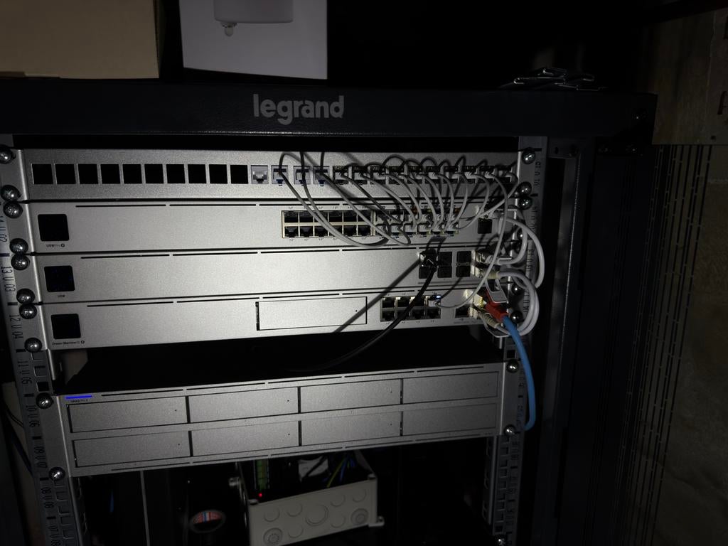 Unifi USW PRO 24 POE switch - Zo goed als nieuw, Computers en Software, Netwerk switches, Ophalen, Zo goed als nieuw