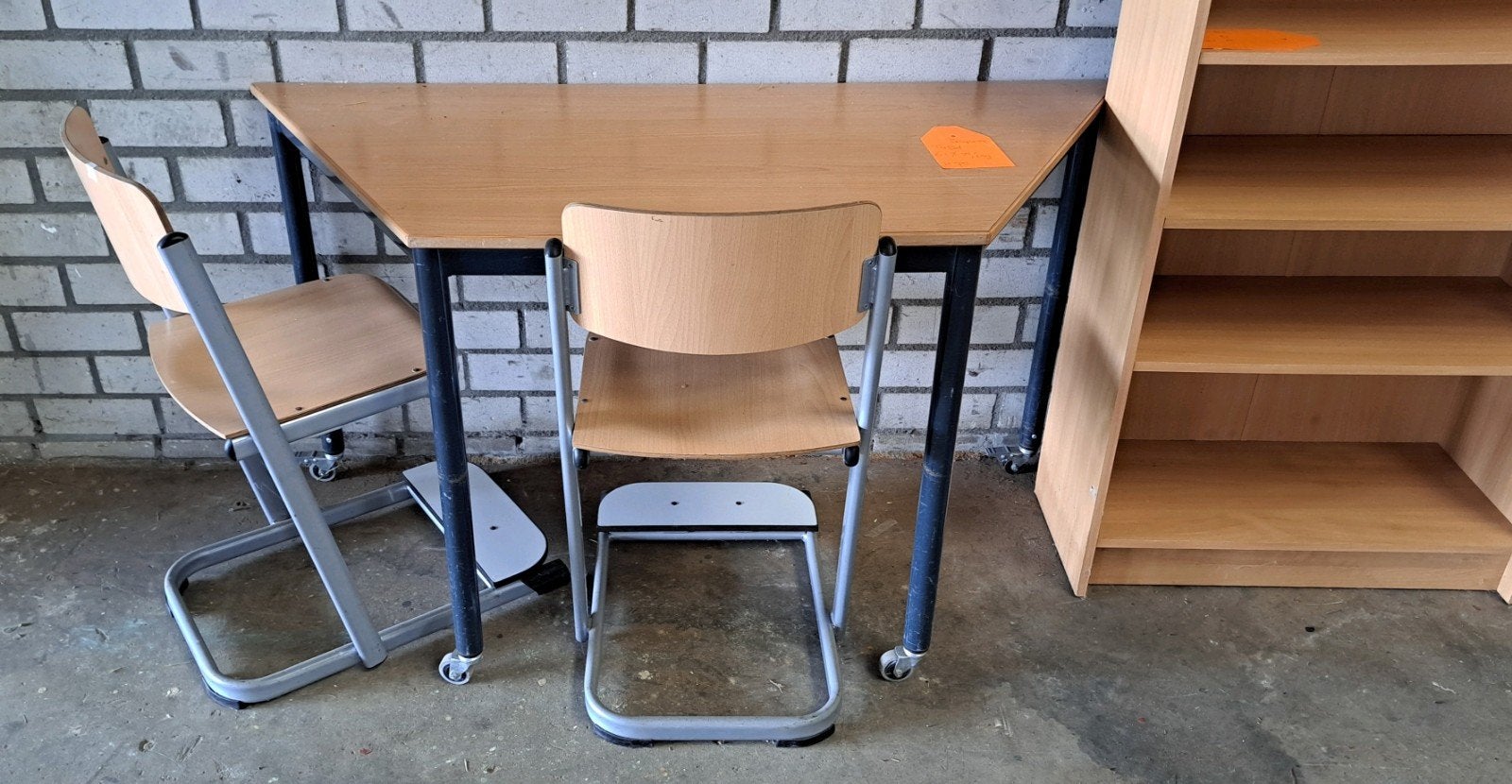 Trapezium Tafels - 1x op wielen, 2x zonder wielen, Ophalen, Gebruikt