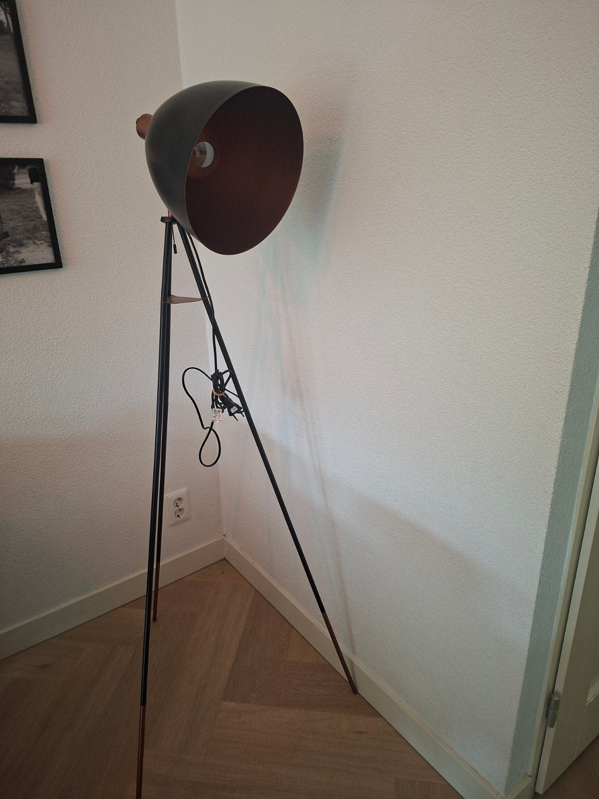 Moderne vloerlamp met driepoot en koperen accenten, Ophalen, Modern, Industrieel, Zo goed als nieuw, 150 tot 200 cm