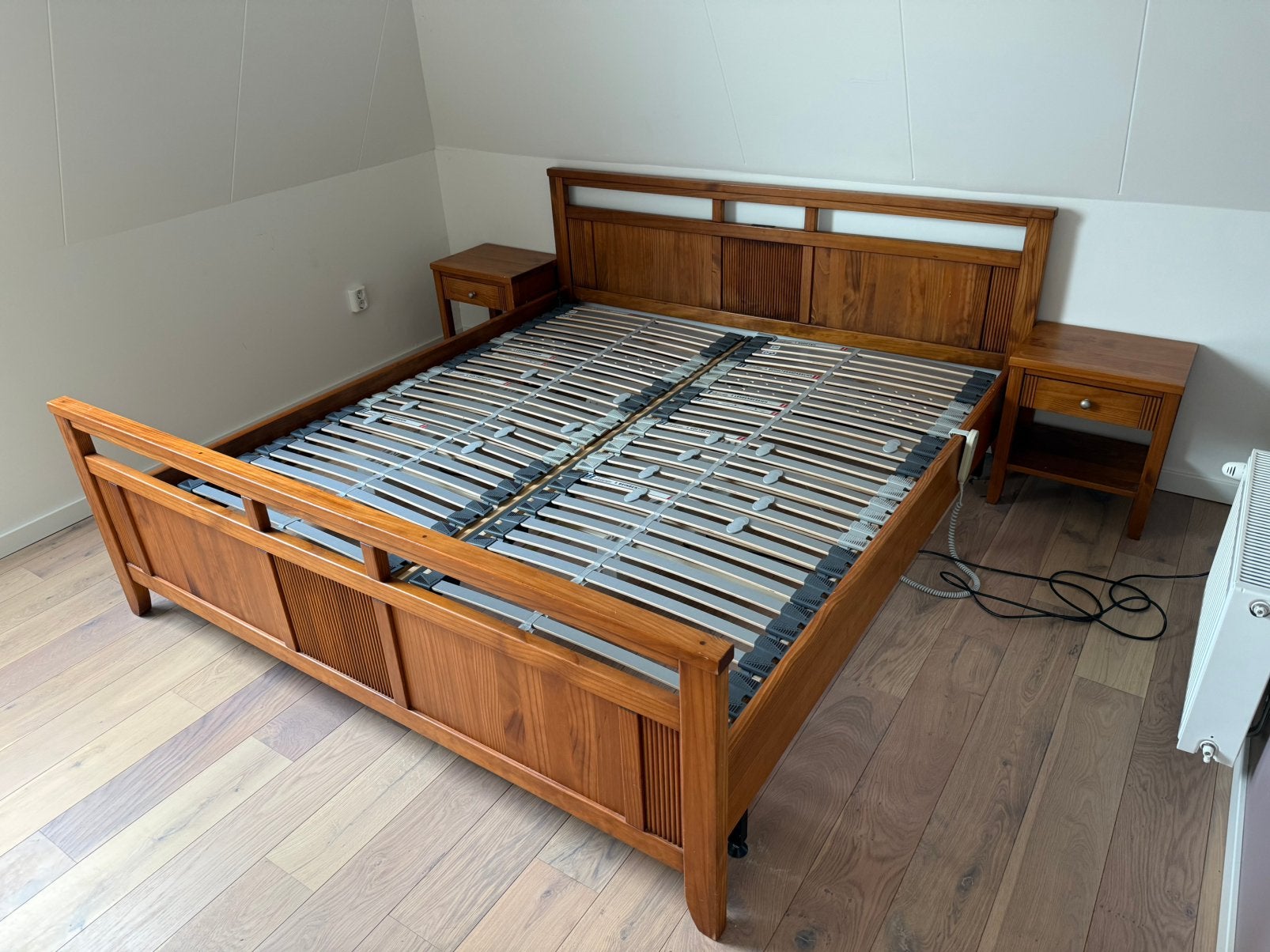 Bed 180x200 + nachtkasjes elektrisch verstelbare bodems, Huis en Inrichting, Ophalen, Gebruikt, Tweepersoons, Hout