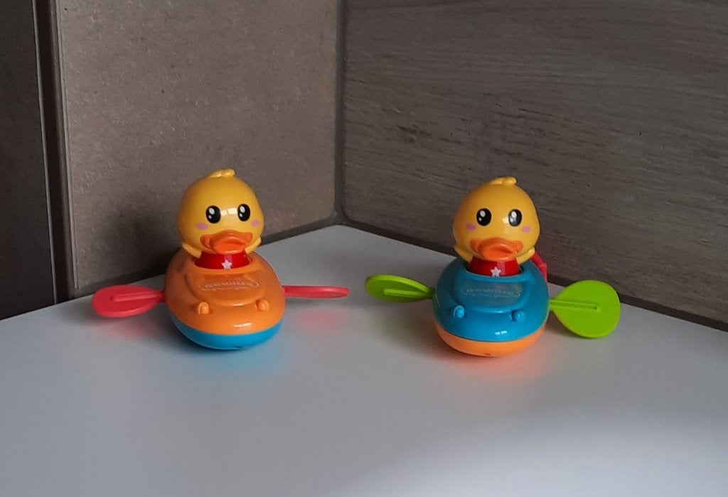 BADSPEELGOED 2 BADEENDJES PEDDELEN IN KAJAK WATERSPEELGOED, Kinderen en Baby's, Speelgoed | Badspeelgoed, Ophalen of Verzenden