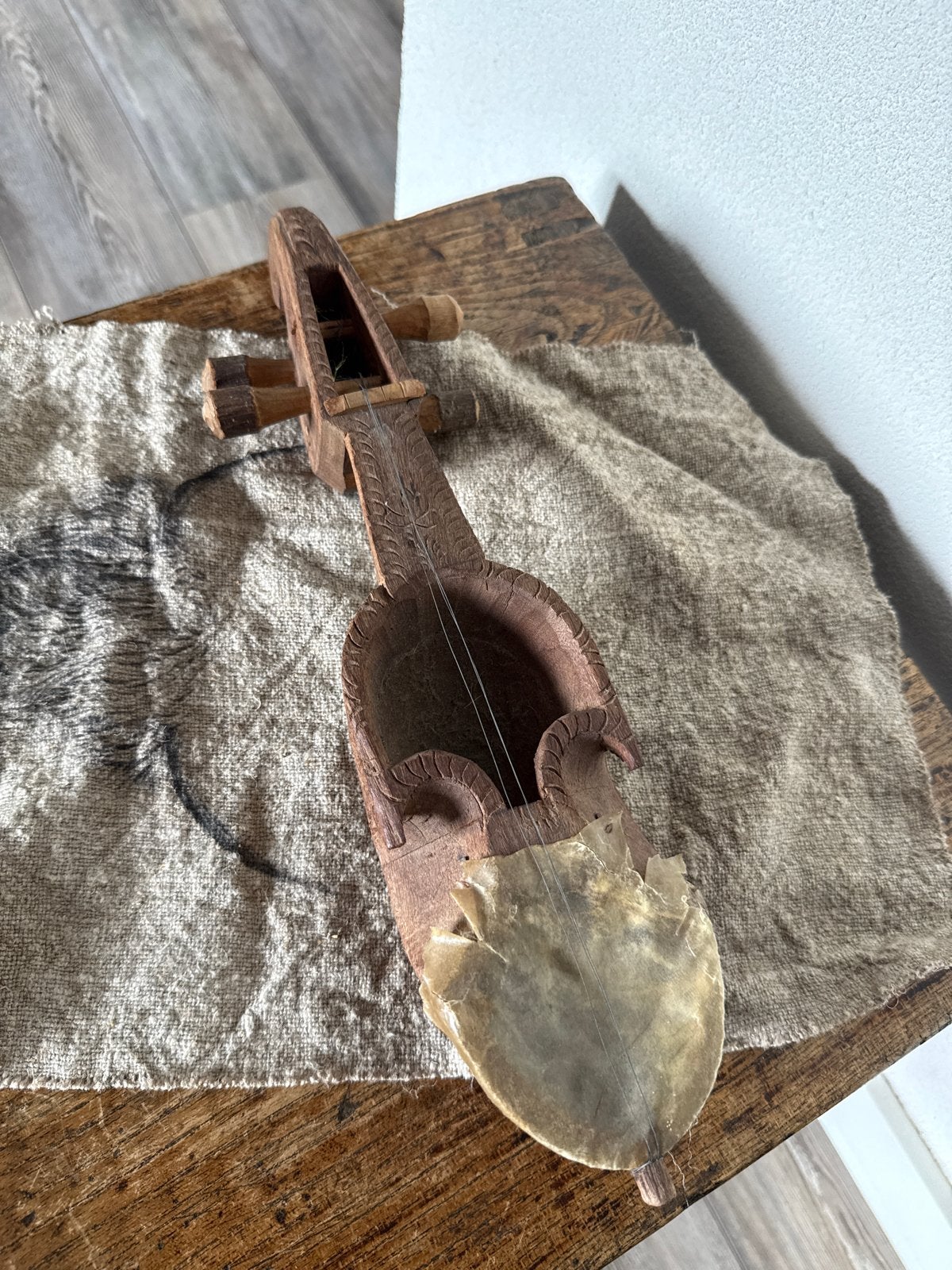 Uniek handgemaakt houten snaarinstrument - Decoratief, Muziek en Instrumenten, Ophalen, Gebruikt, Overige typen