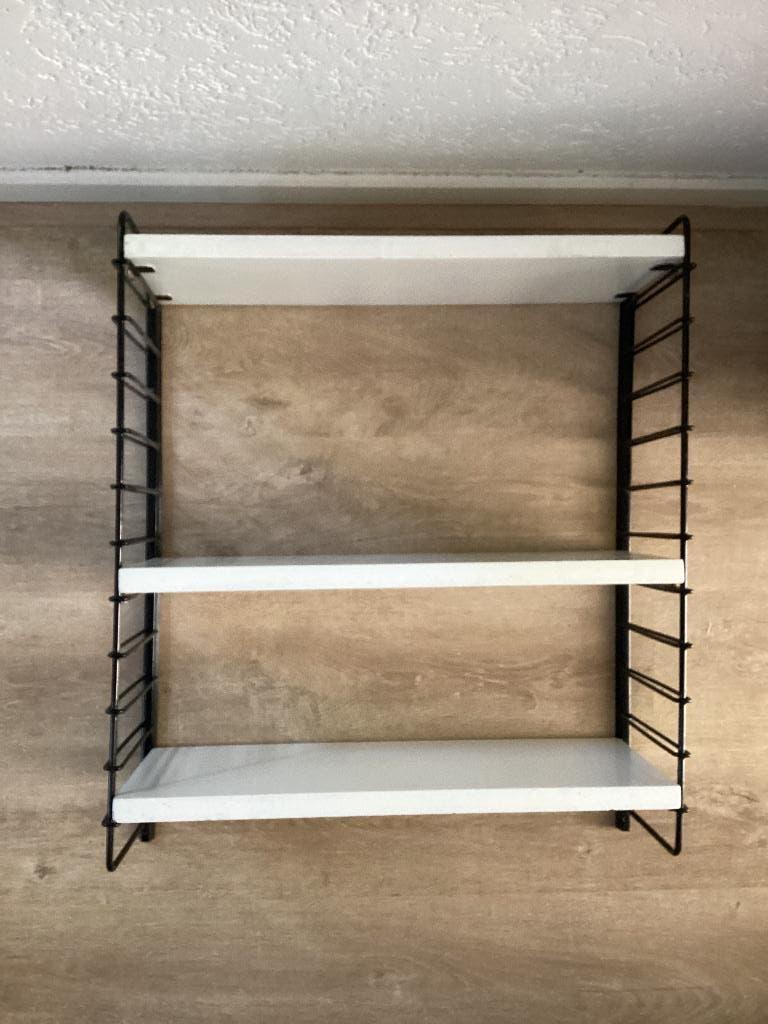 Retro Tomado wandrek boekenrek met staal en witte planken, Ophalen of Verzenden, Zo goed als nieuw