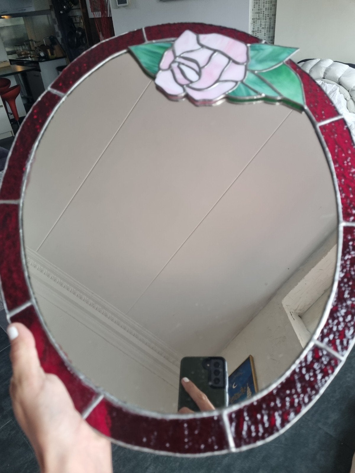 Ronde spiegel met glas-in-lood roos en rode rand, Ophalen of Verzenden, Zo goed als nieuw, Rond, 50 tot 75 cm