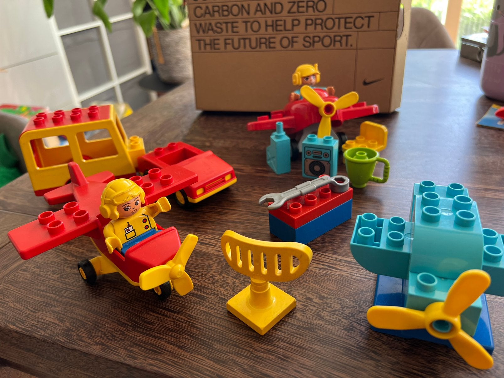 Duplo set met vliegtuig en auto met caravan, Ophalen of Verzenden, Zo goed als nieuw, Duplo