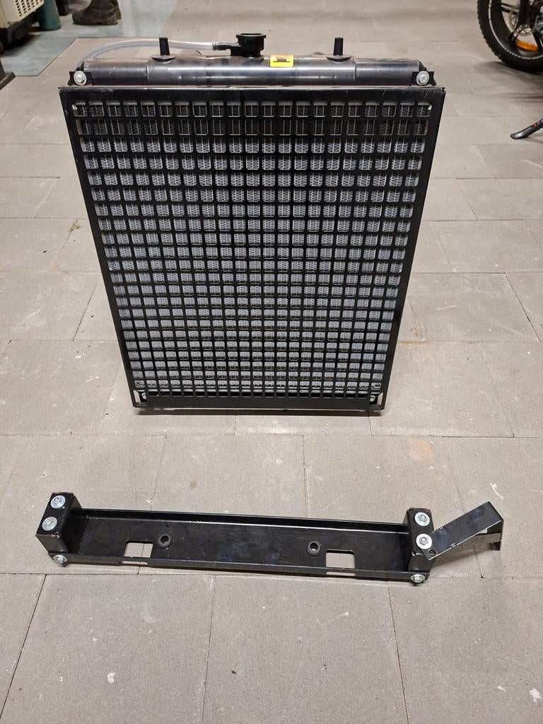 Nieuwe Radiateur met Ventilator en Bevestigingsbeugel, Ophalen, Nieuw
