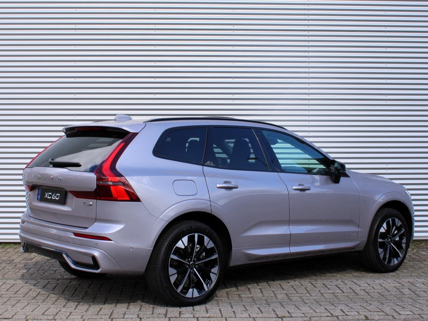 Volvo XC60 2.0 T6 Plug-in hybrid AWD Plus Dark Automaat / Pa, Auto's, Automaat, 4 cilinders, 180 min, XC60
