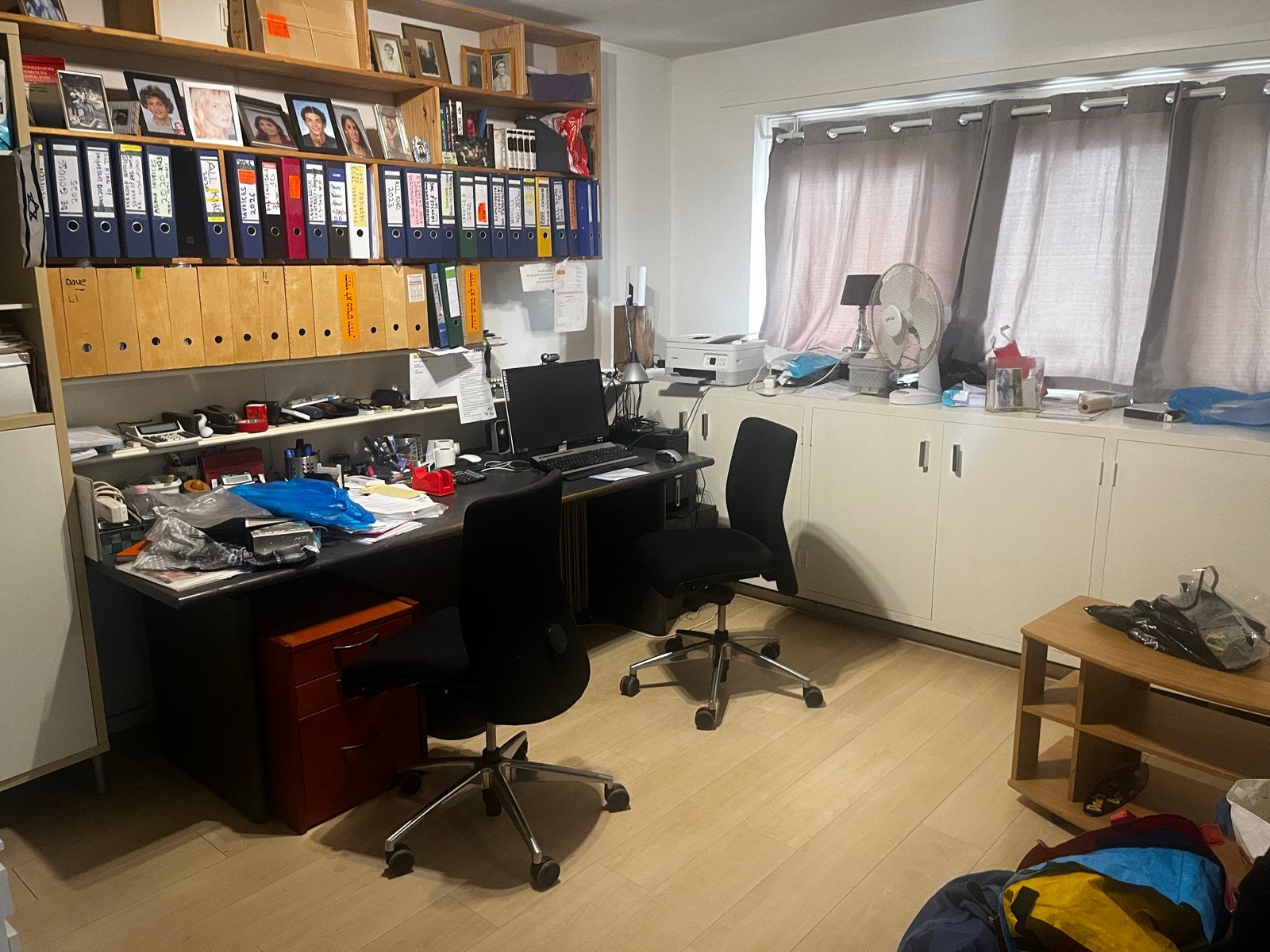 Ruim bureau met opbergruimte en twee bureaustoelen, Gebruikt, Hout, Ophalen of Verzenden, Overige merken