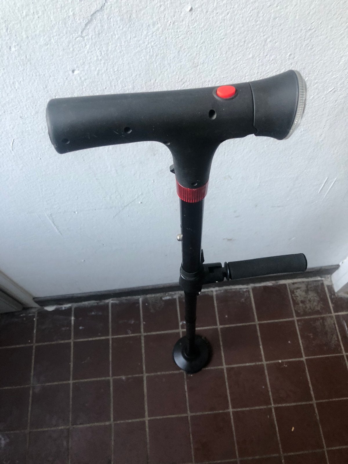 Verstelbare wandelstok met alarm en lamp., Ophalen, Zo goed als nieuw