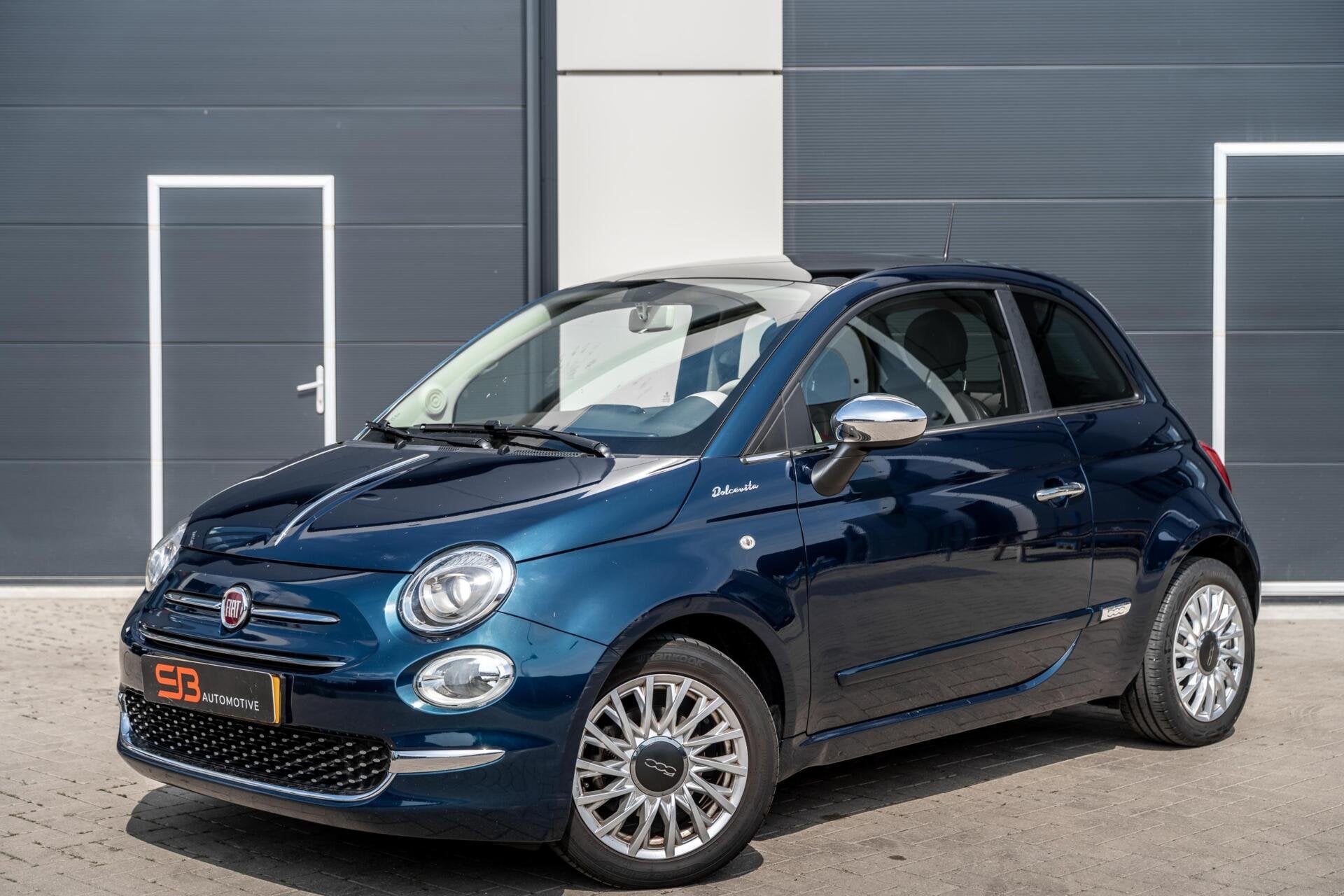 Fiat 500 1.0 Hybrid Dolcevita Leder|Cruise|Sensor|Pano|Vol!, Auto's, Voorwielaandrijving, 40 €/maand, Euro 6, Leder en Stof