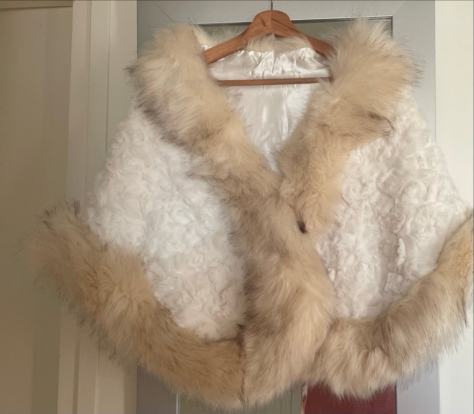 Prachtige Witte Stola Cape met Imitatie Bont voor Bruid, Ophalen of Verzenden, Zo goed als nieuw, Wit, Accessoires