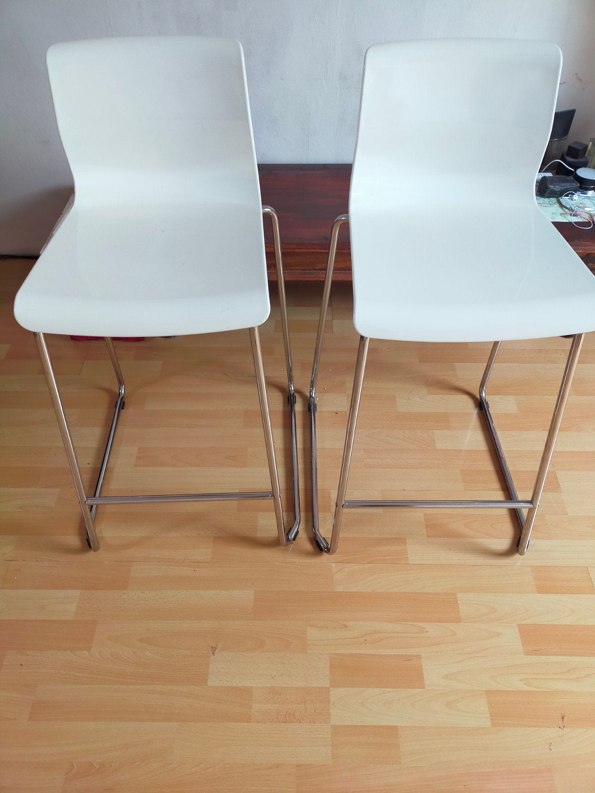 Twee Glenn barkrukken, wit, zithoogte 66 cm, Ophalen, Gebruikt, Met voetsteun, 60 tot 90 cm