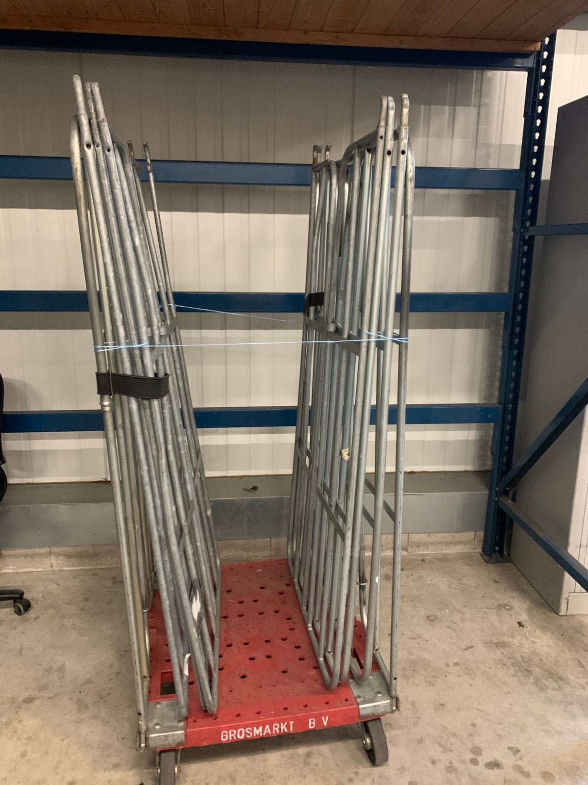 Rolcontainer met afneembare hekken, Ophalen