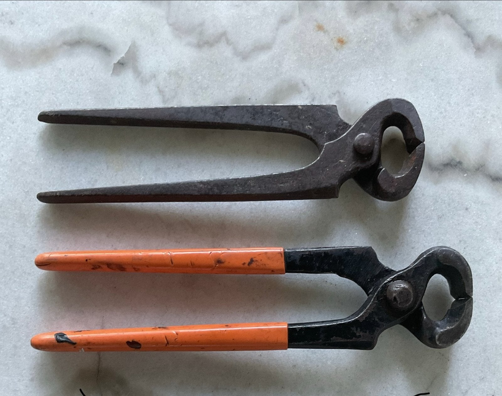 2 Oude nijptangen: Black & Decker- 1 met oranje Handvaten, Ophalen of Verzenden, Gebruikt, Tang