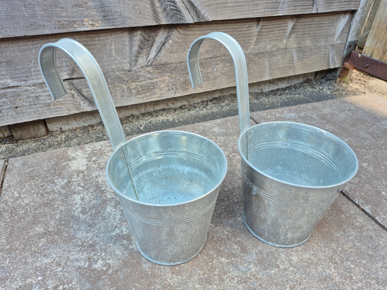 Metalen bloempotten met haak - 2 stuks, Tuin en Terras, Bloembakken en Plantenbakken, Ophalen, Gebruikt, Minder dan 30 cm, Minder dan 60 cm