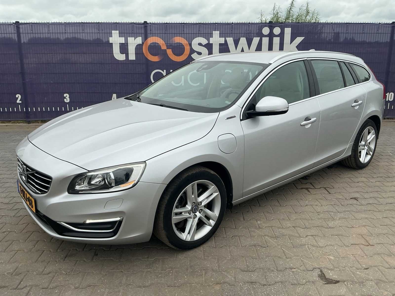 2014 - Volvo - V60 - 2.4 D6 AWD Pl.i Sum. - Personenauto, Auto's, Volvo, Overige brandstoffen, 68 pk, Origineel Nederlands, Te koop