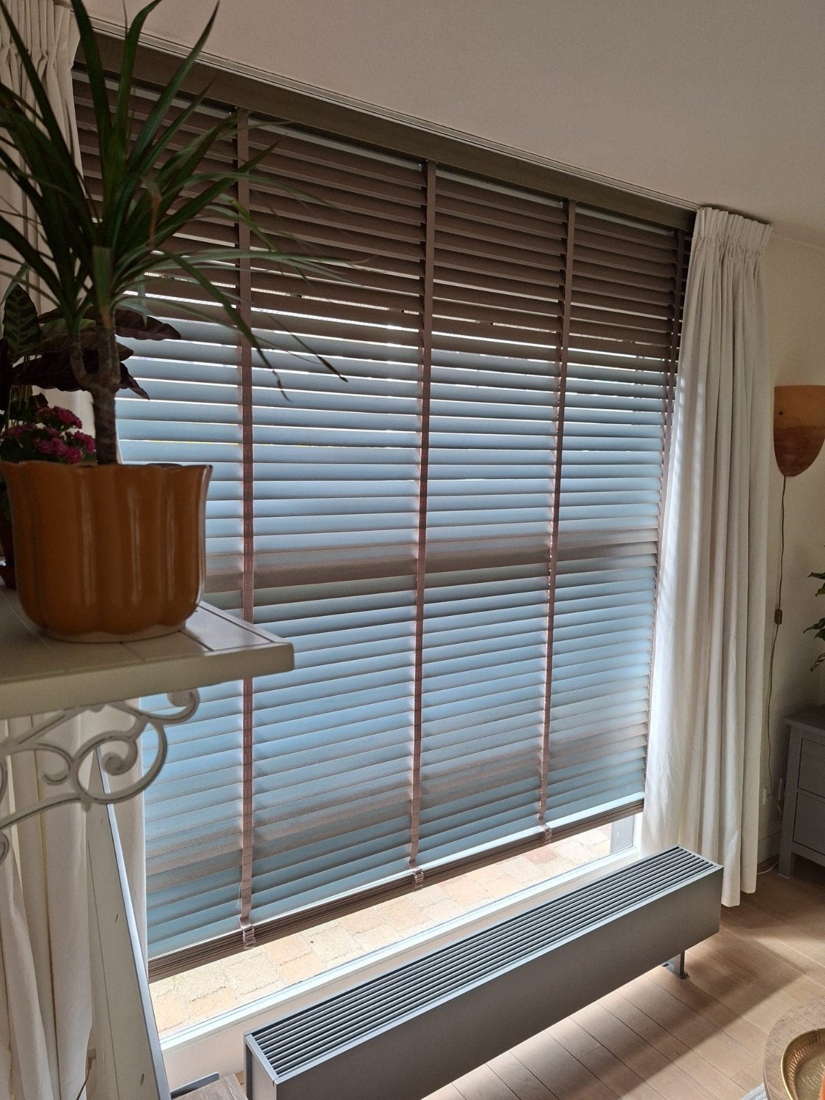 2 Houten Jaloezieën 50mm - 236x249cm en 226x249cm, Ophalen, Jaloezie, Overige merken, Beige