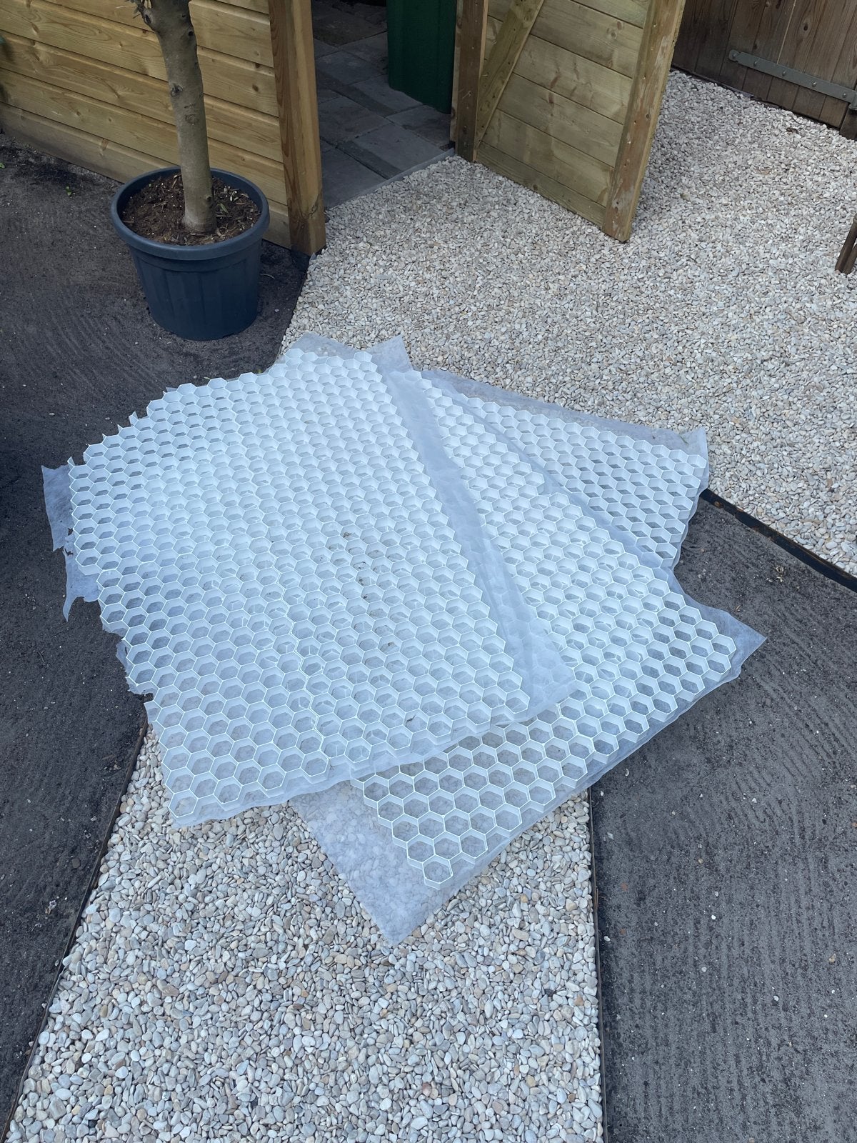 15€ voor 3 grindplaten 1.20/80 cm - 1 met hoekschade, Tuin en Terras, Grind, Keien en Split, Ophalen, Nieuw, Wit, Grind