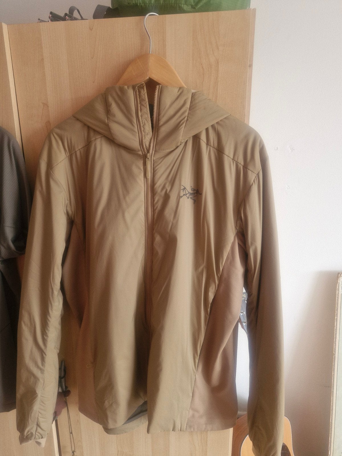 Arc'teryx Atom Hoody Maat M - Nieuw met prijskaartje, Maat 48/50 (M), Beige, Nieuw, Ophalen of Verzenden