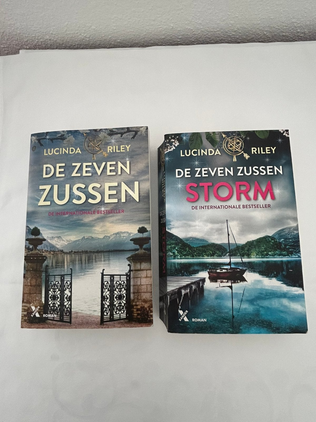De zeven zussen, deel 1 en 2 , Lucinda Riley, Boeken, Ophalen of Verzenden, Zo goed als nieuw
