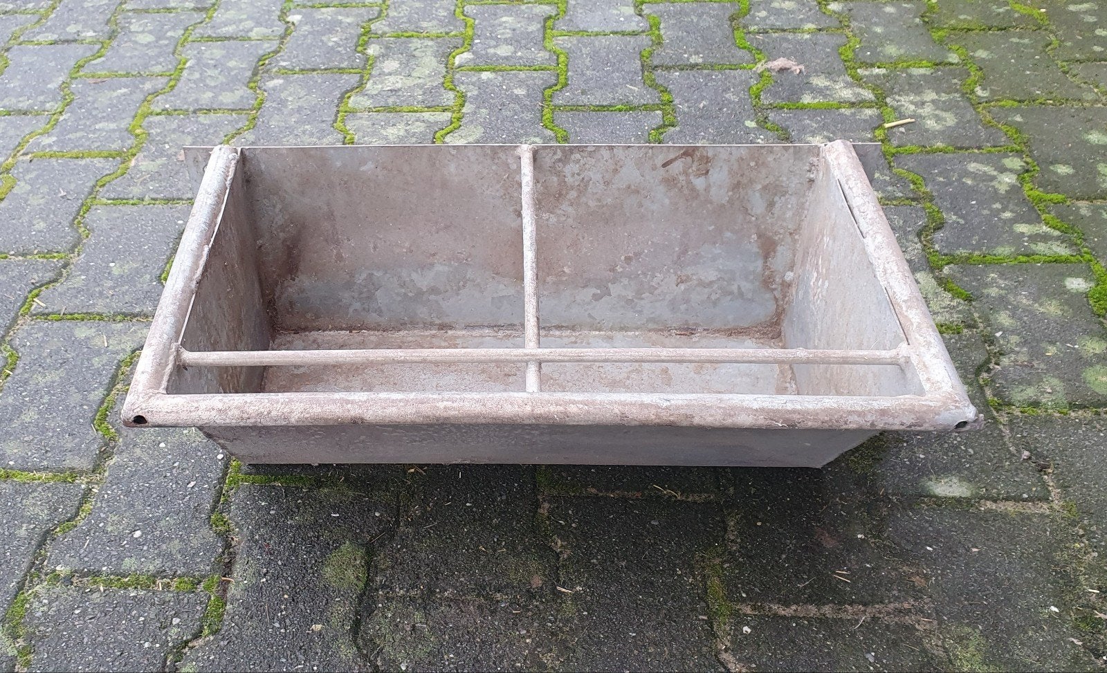 Stalen voerbak, Dieren en Toebehoren
