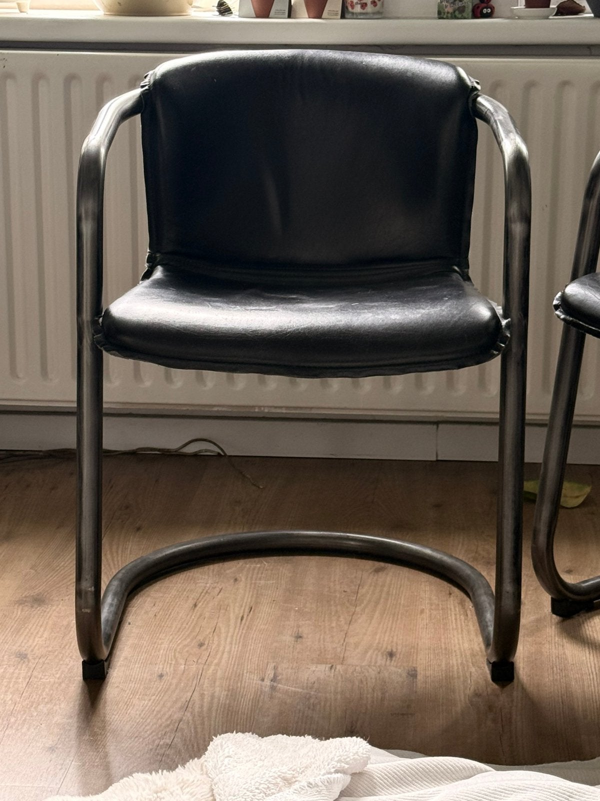 Retro kuipstoel metaal/ leer 5 stuks, Huis en Inrichting, Gebruikt, Zwart, Ophalen of Verzenden, Vijf, Zes of meer stoelen