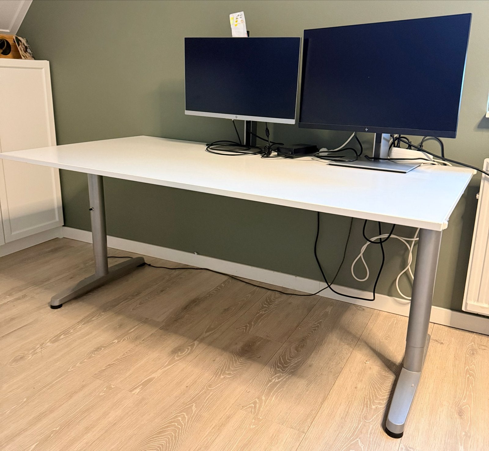 Modern wit bureau met verstelbare poten, Huis en Inrichting, Ophalen, Spaanplaat of MDF, In hoogte verstelbaar, Zo goed als nieuw