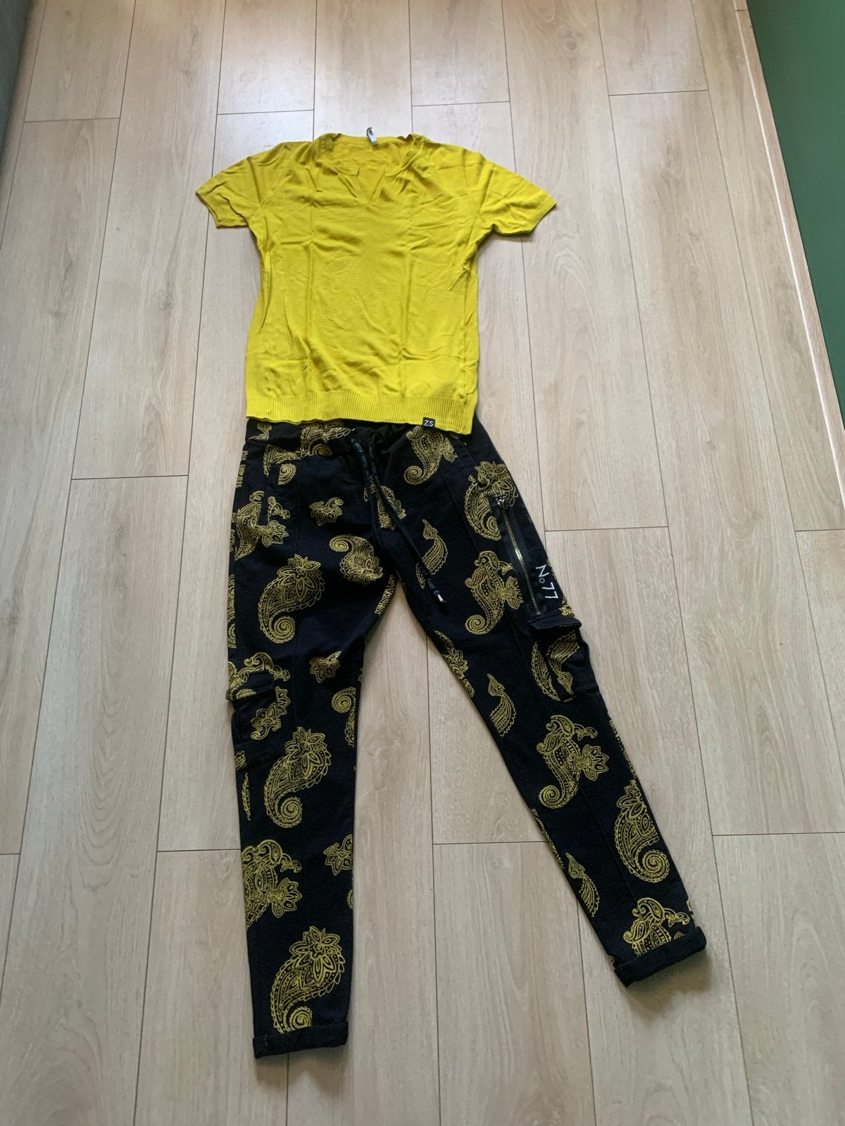 Zoso set: Broek met gele details & Truitje korte mouw, Geel, Ophalen of Verzenden, Zo goed als nieuw, Maat 36 (S)