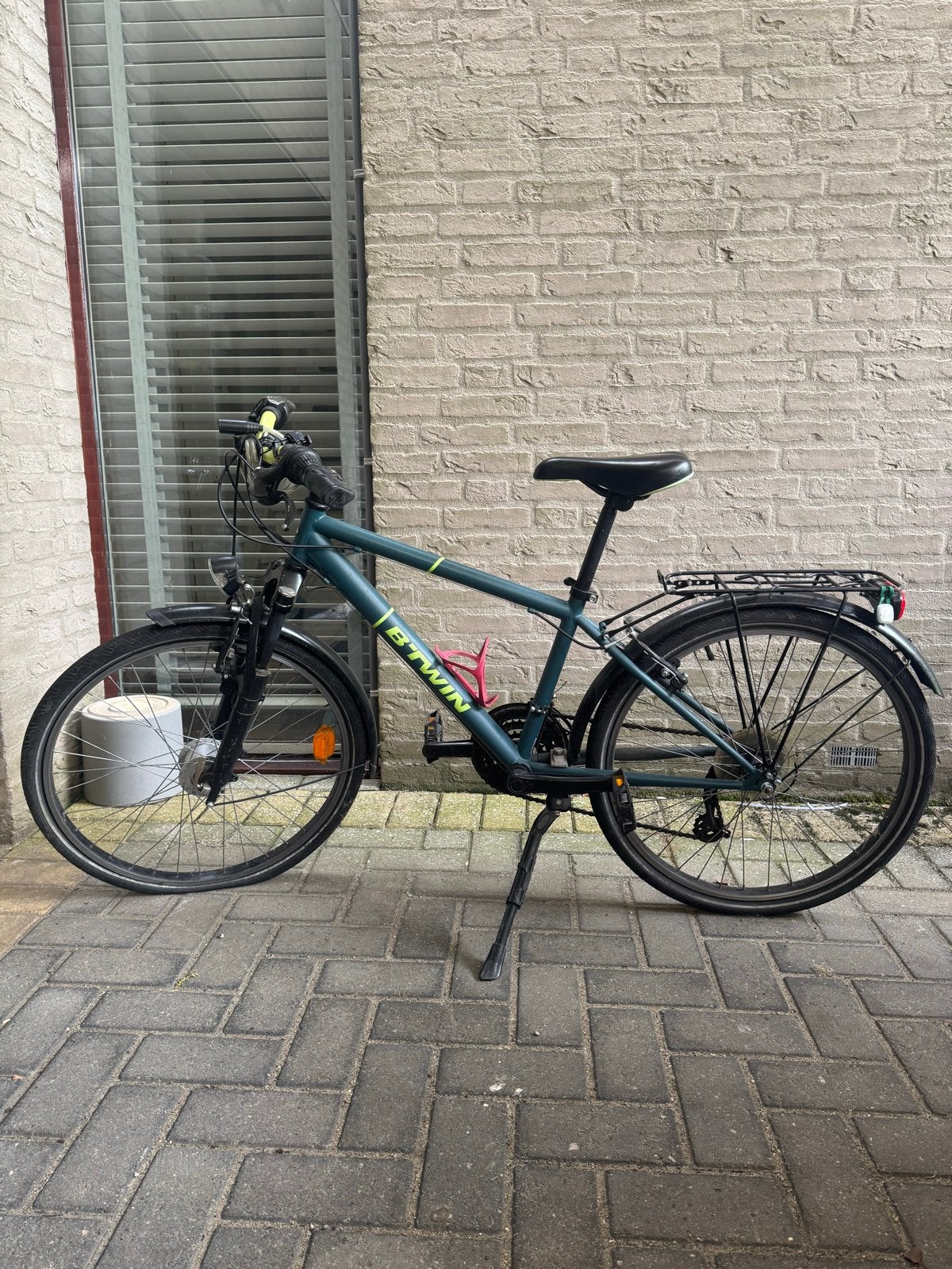 B'Twin fiets met lekke band, Fietsen en Brommers, Fietsen | Dames | Damesfietsen, Overige merken, Gebruikt, Velgrem, Versnellingen
