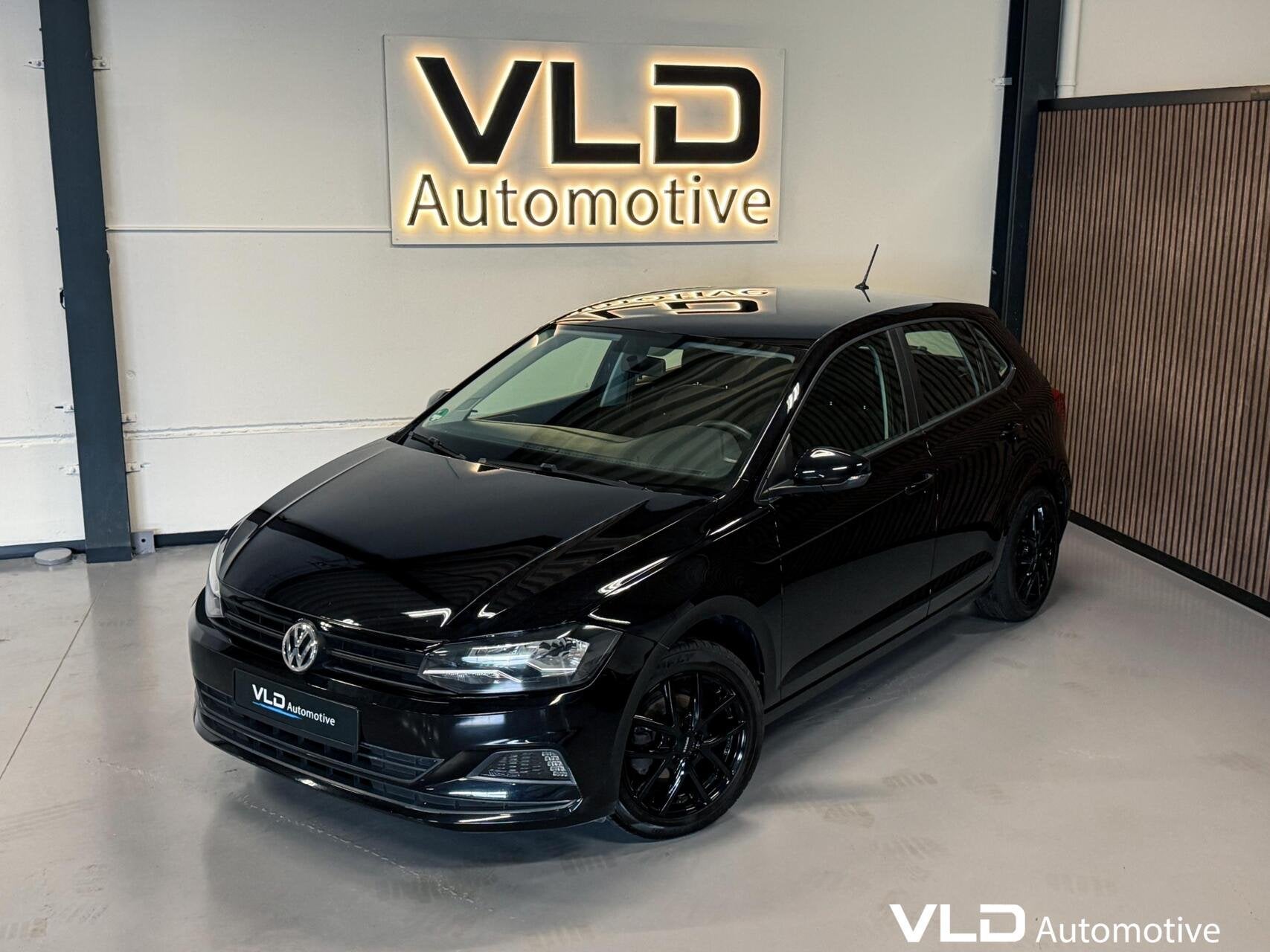 Volkswagen Polo 2017 1.0 MPI Trendline Carplay Airco, 1005 kg, Gebruikt, Met garantie (alle), Zwart