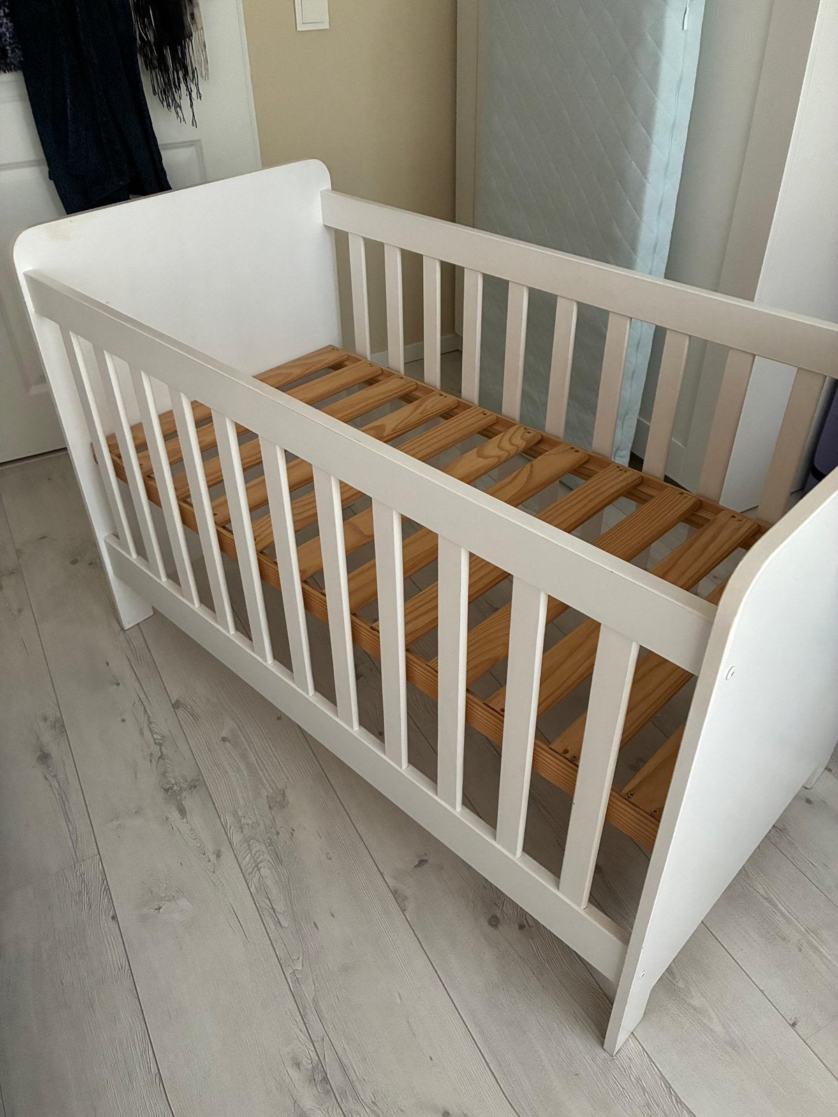 Stevig wit ledikant / babybed incl. matras | 60 x 120 cm, Ophalen, Gebruikt, Ledikant