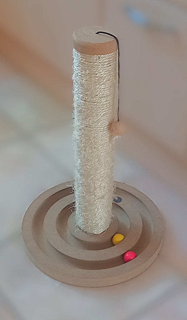 Kleine krabpaal 30x43 cm met balletjes, Dieren en Toebehoren, Ophalen of Verzenden, Krabpaal