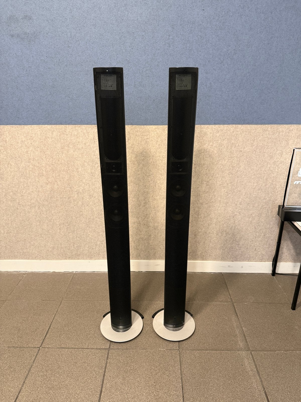 Bang & Olufsen BeoLab 6000 actieve speakers - Zeer nette sta, Audio, Tv en Foto, Luidsprekers, Vloerstaande luidspreker, Inclusief muurbeugels