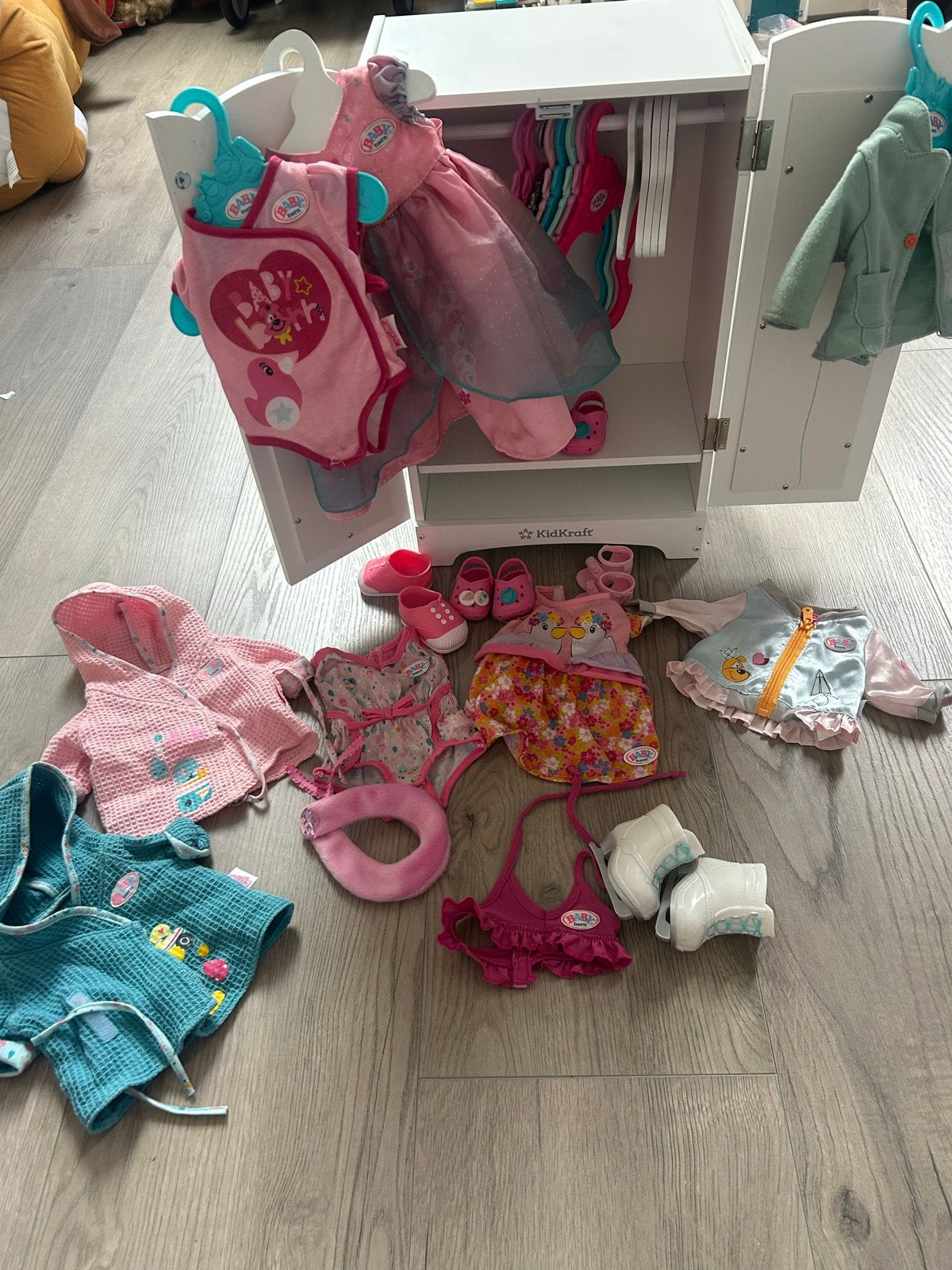 Verkocht!!KidKraft poppenkast met diverse Baby Born kleding, Ophalen, Gebruikt, Babypop