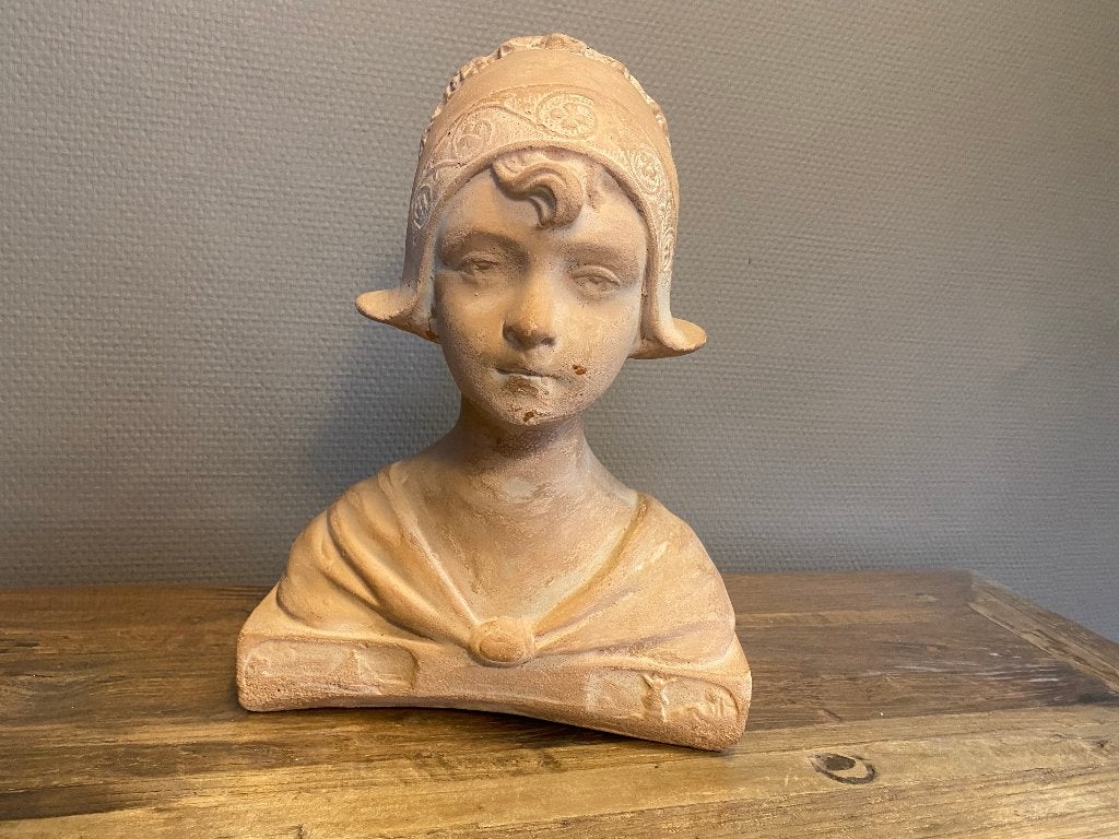 Brocante beeld, buste meisje met kap naar C. Jacobs, Ophalen