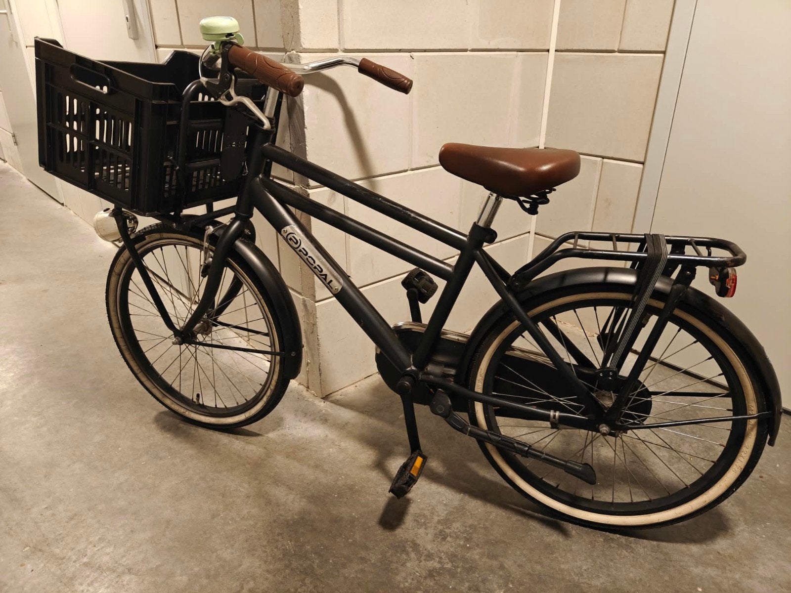 Popal fiets met krat - Zwart 22 inch, Ophalen, Terugtraprem, 22 inch, Gebruikt