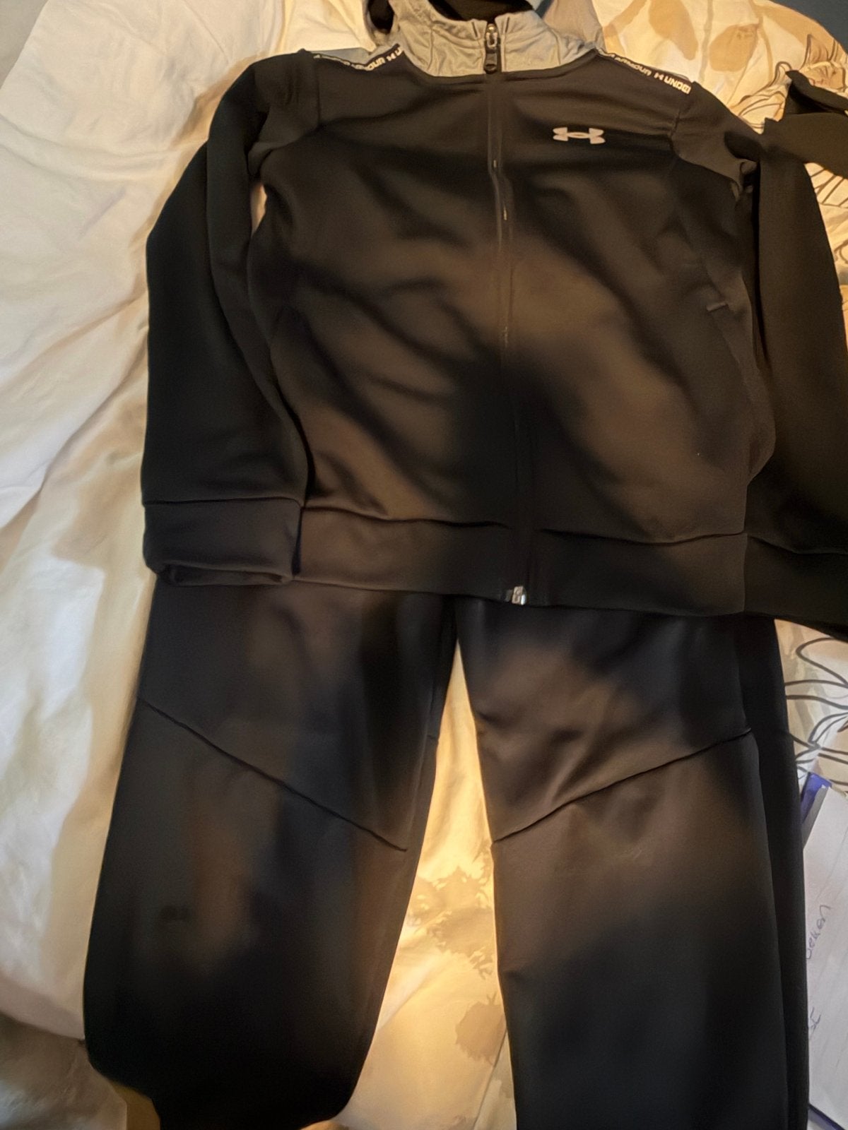 Under Armour trainingspak - Zwart en grijze - Maat M, Fitness, Maat 48/50 (M), Zwart, Ophalen of Verzenden